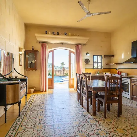 3 Bedroom Farmhouse With Private Pool And Views Holiday home Xewkija